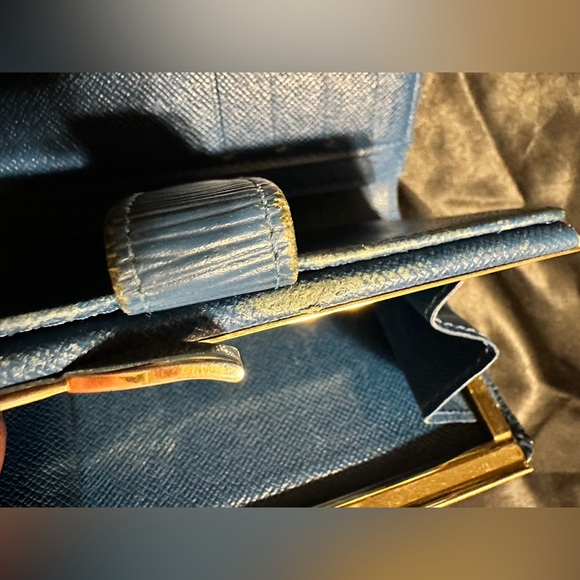 Louis Vuitton Blue EPI wallet. Kisslock coin area Authenticate. View pictures - Picture 13 of 16